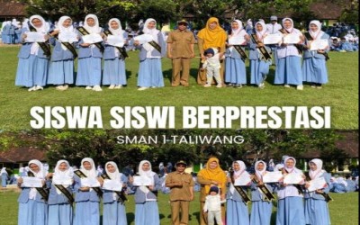 PEMBERIAN PENGHARGAAN KEPADA SISWA BERPRESTASI